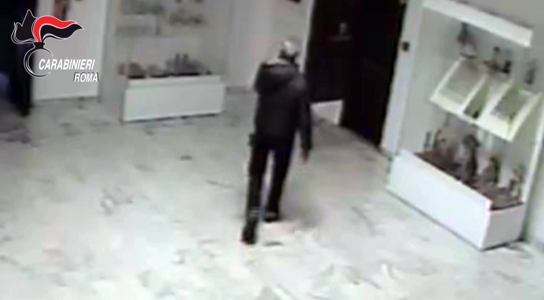 Roma, furbetti del cartellino: timbravano e andavano in sala giochi