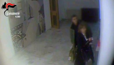 Roma, furbetti del cartellino: timbravano e andavano in sala giochi