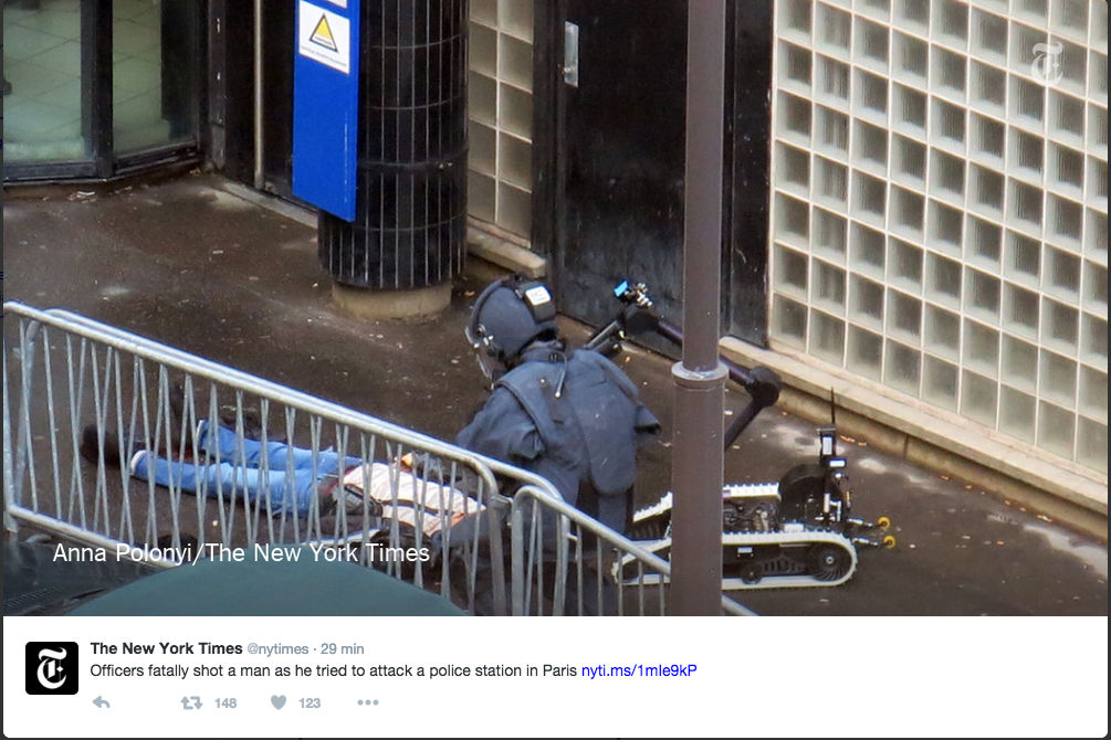 Parigi, chi era l’uomo ucciso a Parigi davanti al commissariato? – Foto – Video