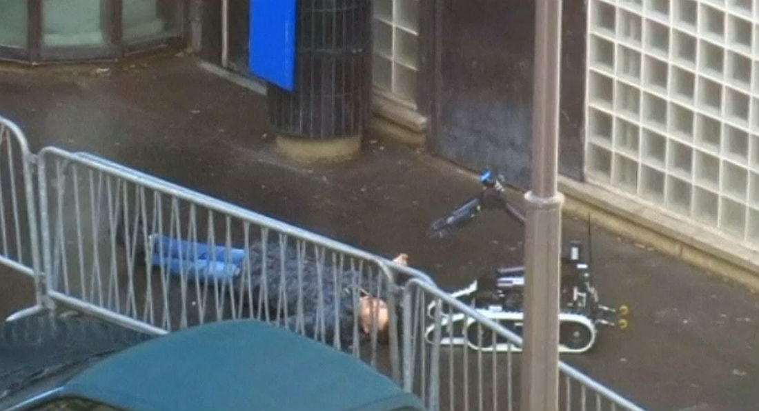 Parigi, chi era l’uomo ucciso a Parigi davanti al commissariato? – Foto – Video