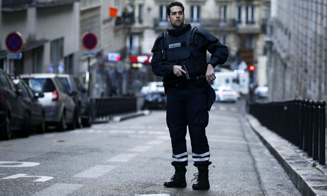 Parigi, chi era l’uomo ucciso a Parigi davanti al commissariato? – Foto – Video