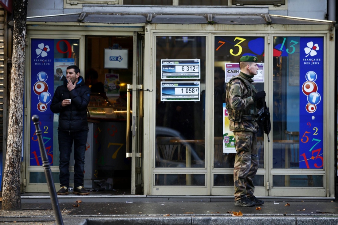 Parigi, chi era l’uomo ucciso a Parigi davanti al commissariato? – Foto – Video