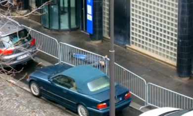 Parigi, chi era l’uomo ucciso a Parigi davanti al commissariato? – Foto – Video