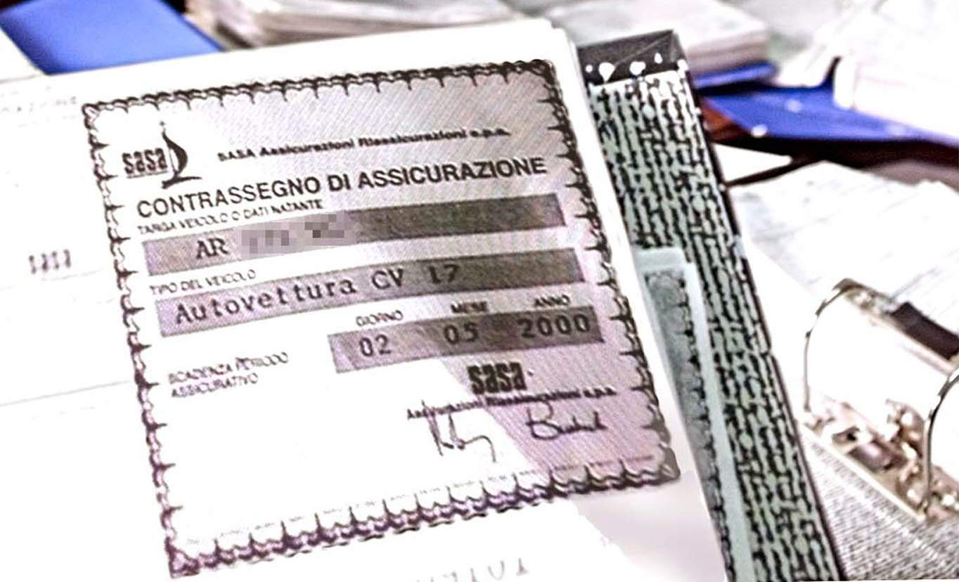 Evasori totali, vendevano assicurazioni false e possedevano oltre 700 auto