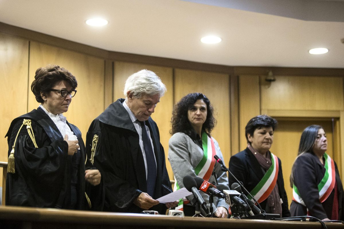 Galleria foto 'Cucchi, la sorella posta su Fb la foto di uno dei carabinieri: le reazioni' - foto 9