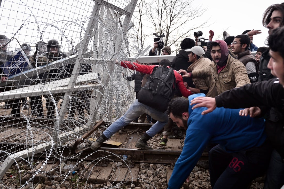 Migranti, sfondata la barriera al confine tra Grecia e Macedonia – Foto Migranti, sfondata la barriera al confine tra Grecia e Macedonia – Foto