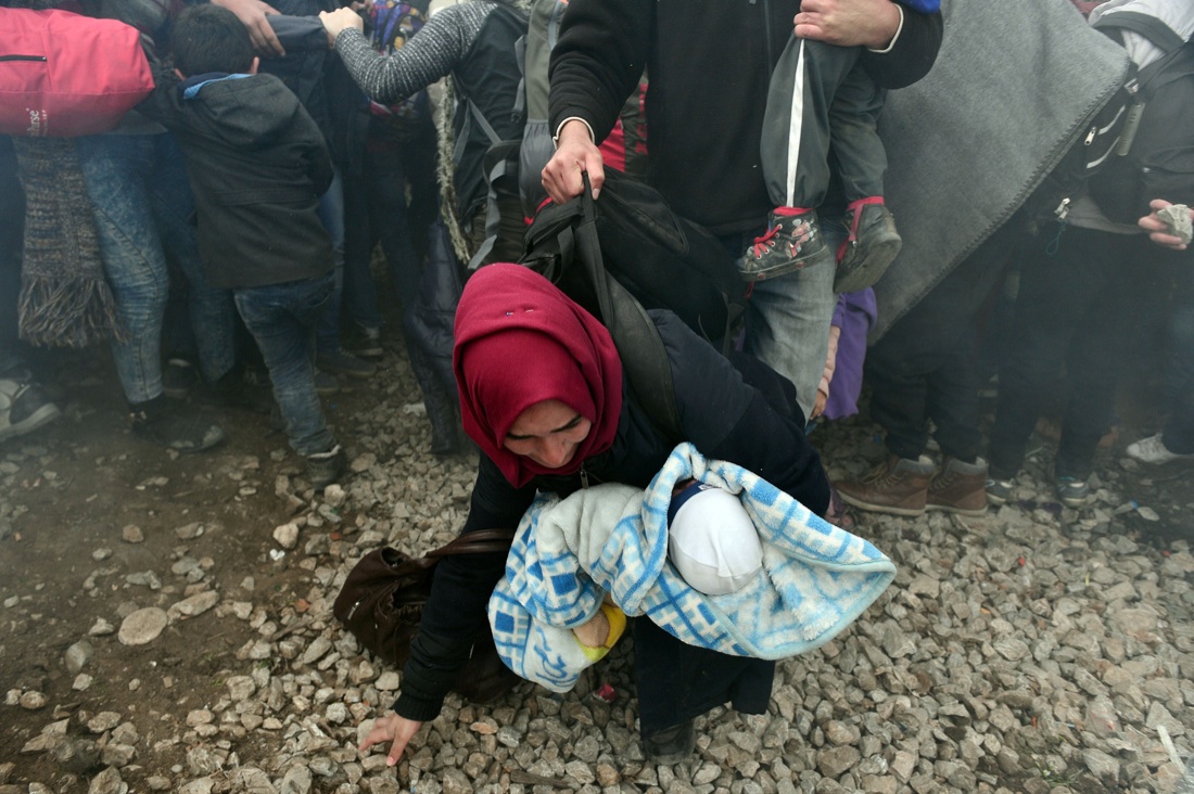 Migranti, sfondata la barriera al confine tra Grecia e Macedonia – Foto Migranti, sfondata la barriera al confine tra Grecia e Macedonia – Foto