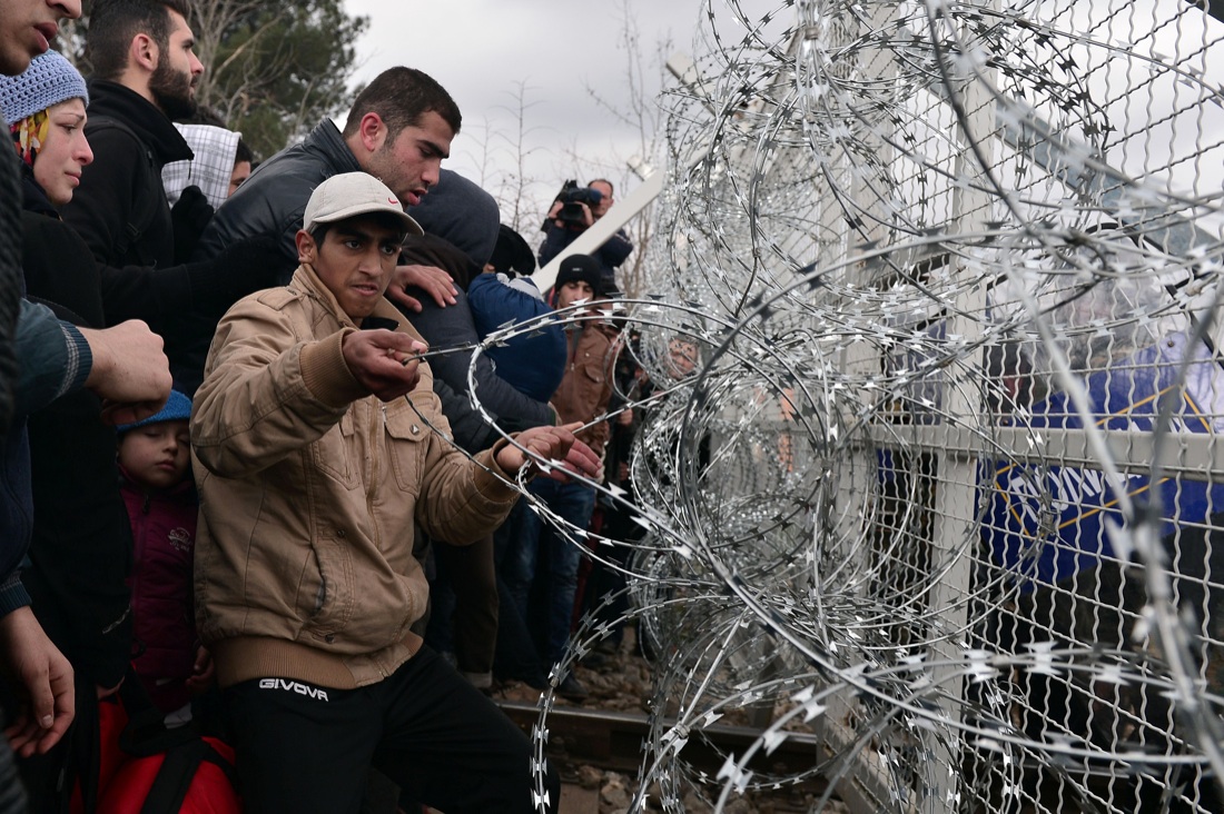 Migranti, sfondata la barriera al confine tra Grecia e Macedonia – Foto Migranti, sfondata la barriera al confine tra Grecia e Macedonia – Foto