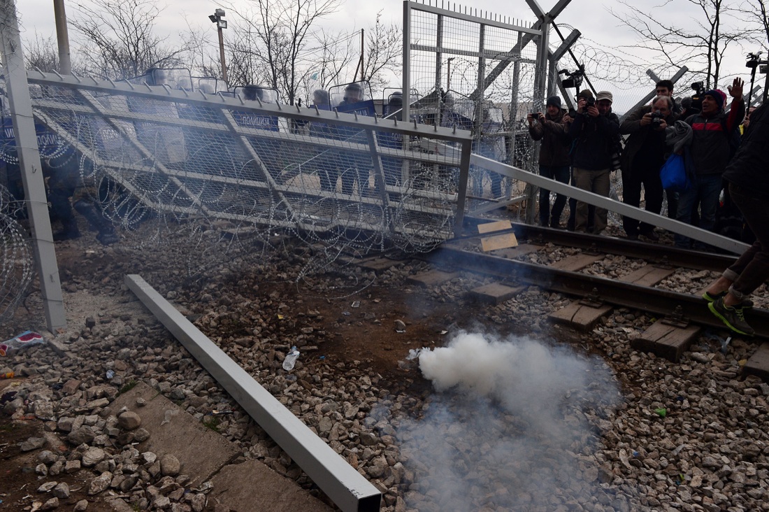 Migranti, sfondata la barriera al confine tra Grecia e Macedonia – Foto Migranti, sfondata la barriera al confine tra Grecia e Macedonia – Foto