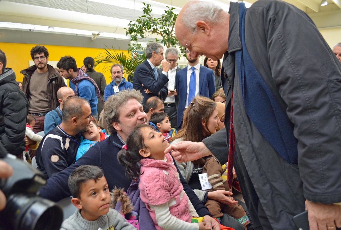 Migranti, sfondata la barriera al confine tra Grecia e Macedonia – Foto Migranti, sfondata la barriera al confine tra Grecia e Macedonia – Foto