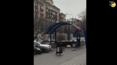 Uccide una bambina e cammina con la sua testa in mano