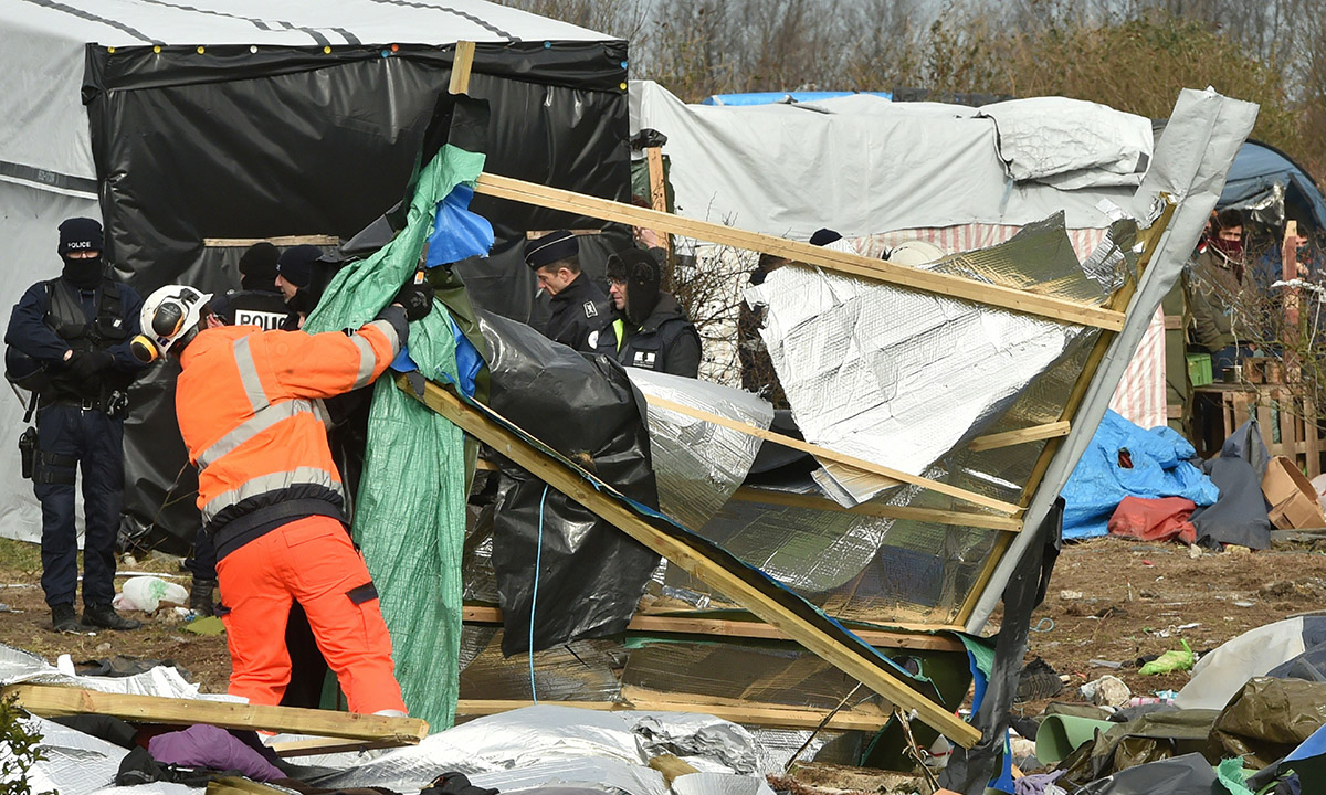 Calais, iniziato lo sgombero della Giungla – Foto Calais, iniziato lo sgombero della Giungla – Foto