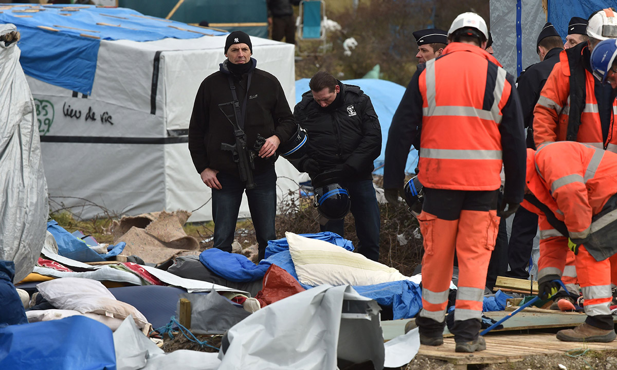 Calais, iniziato lo sgombero della Giungla – Foto Calais, iniziato lo sgombero della Giungla – Foto