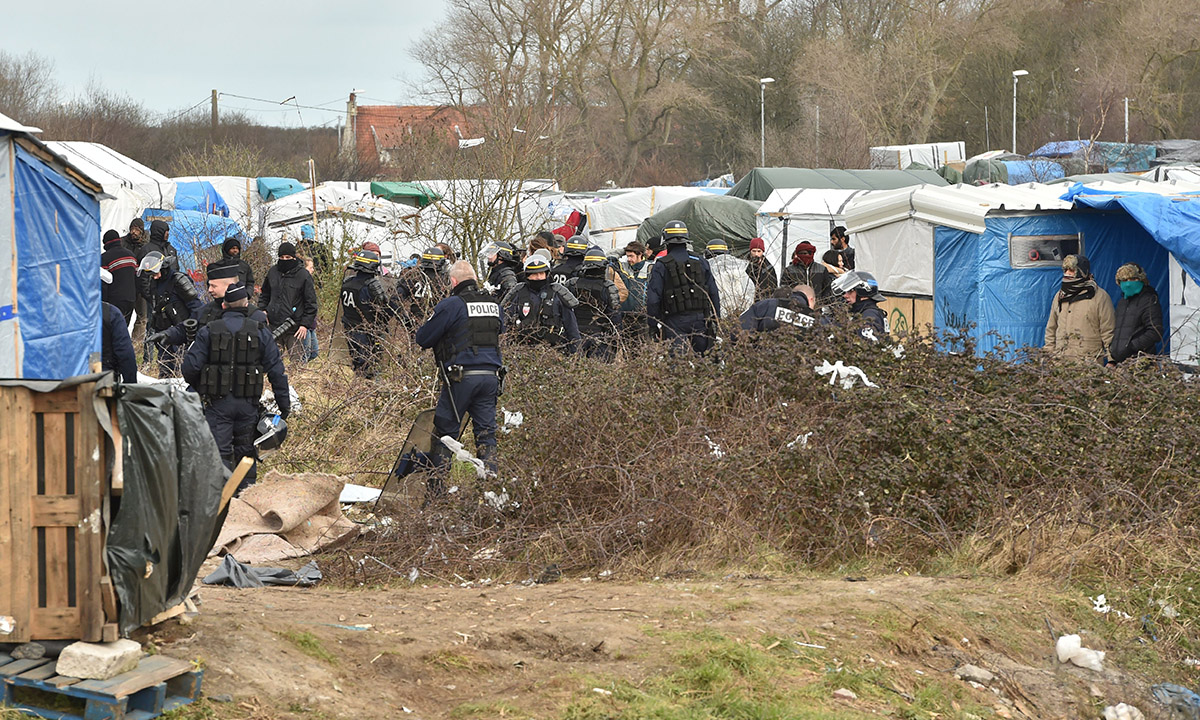 Calais, iniziato lo sgombero della Giungla – Foto Calais, iniziato lo sgombero della Giungla – Foto