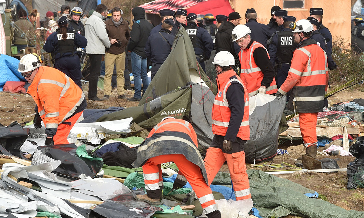 Calais, iniziato lo sgombero della Giungla – Foto Calais, iniziato lo sgombero della Giungla – Foto