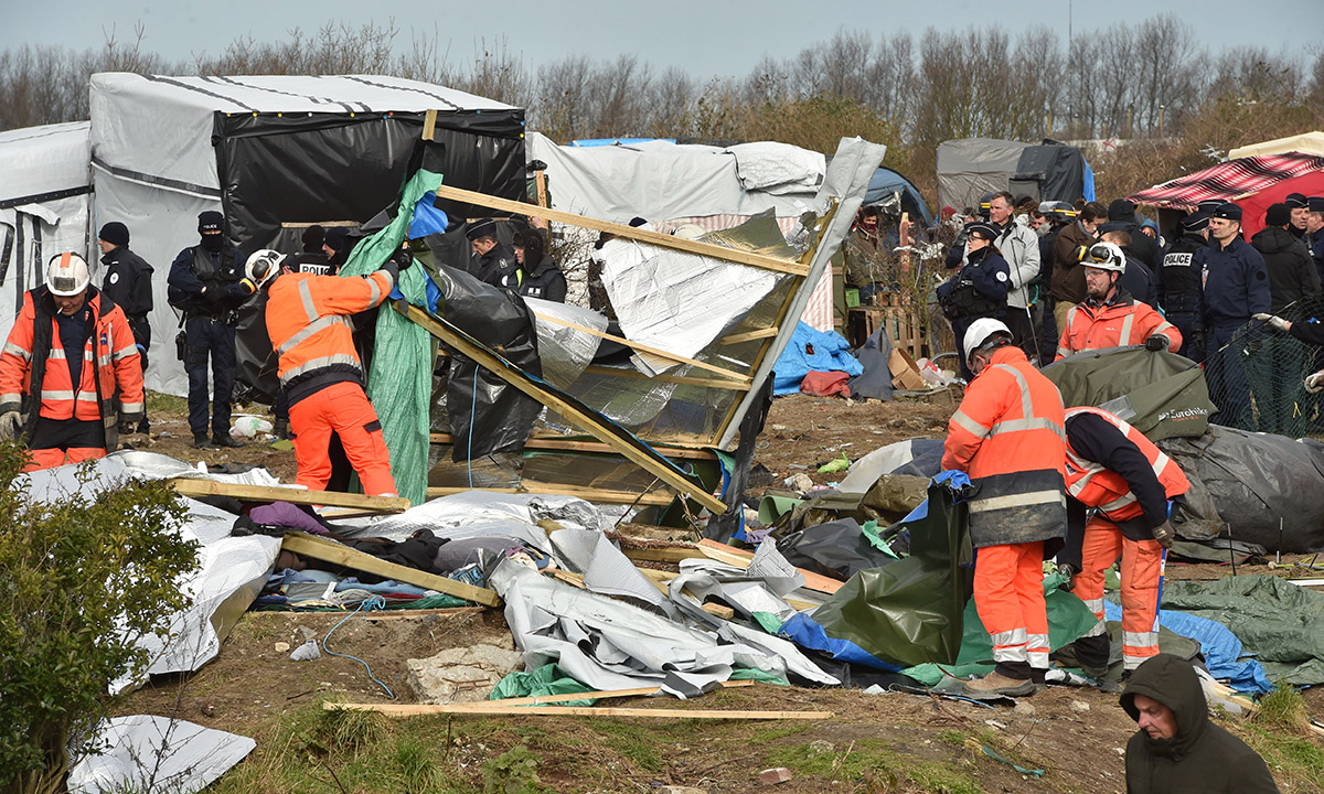 Calais, iniziato lo sgombero della Giungla – Foto Calais, iniziato lo sgombero della Giungla – Foto