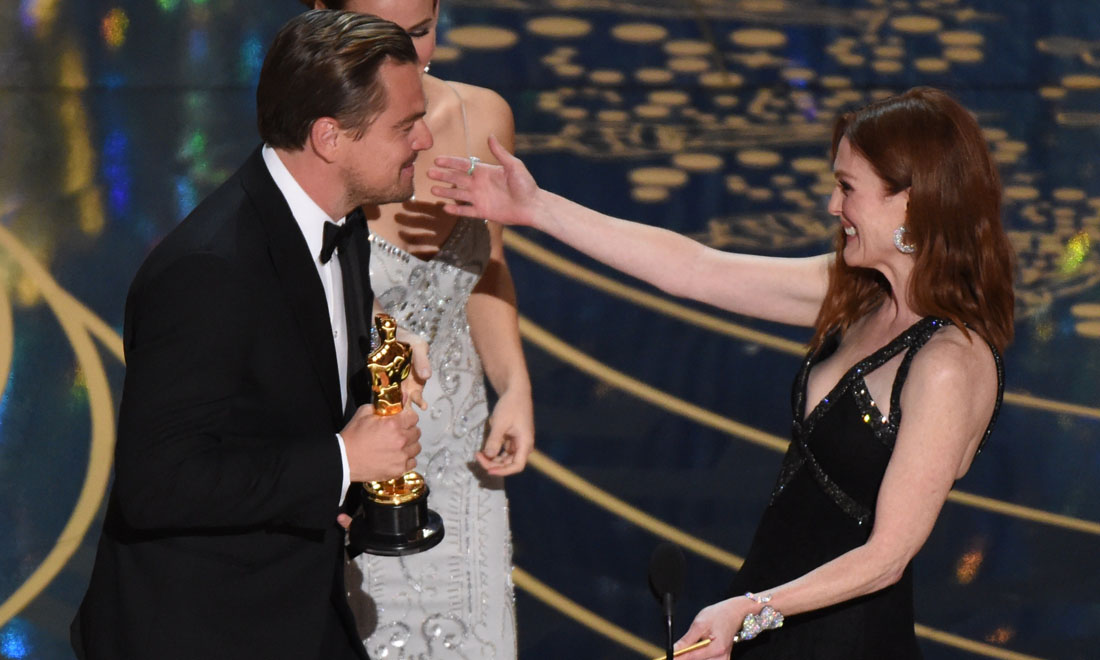 Leonardo DiCaprio vince l’atteso Oscar: gli abbracci e la gioia – Foto