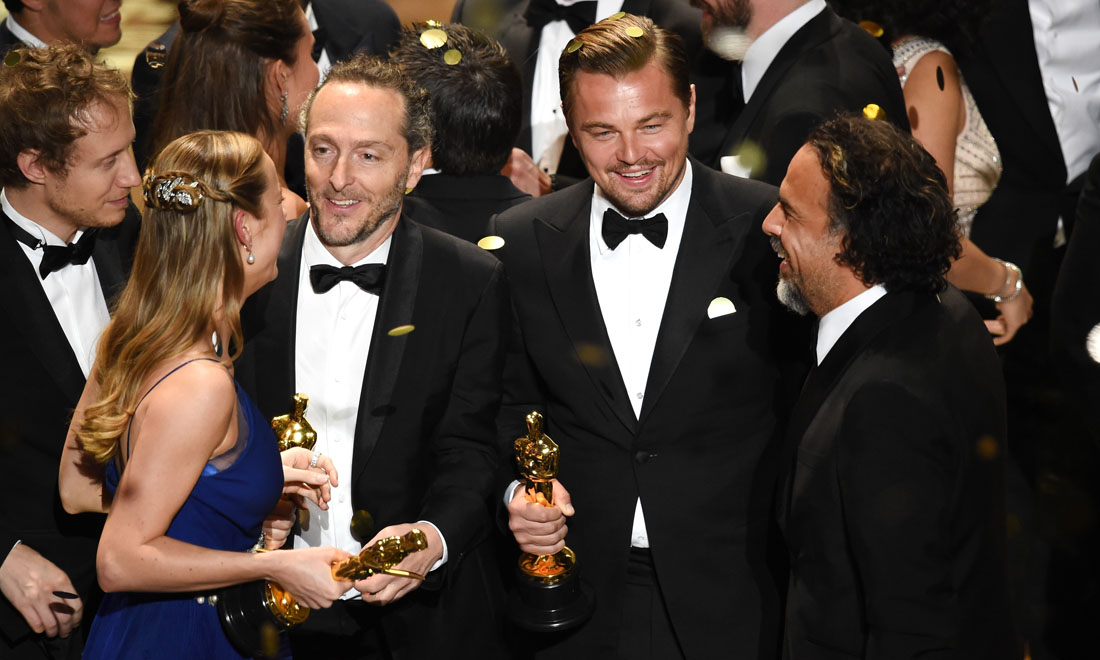 Leonardo DiCaprio vince l’atteso Oscar: gli abbracci e la gioia – Foto