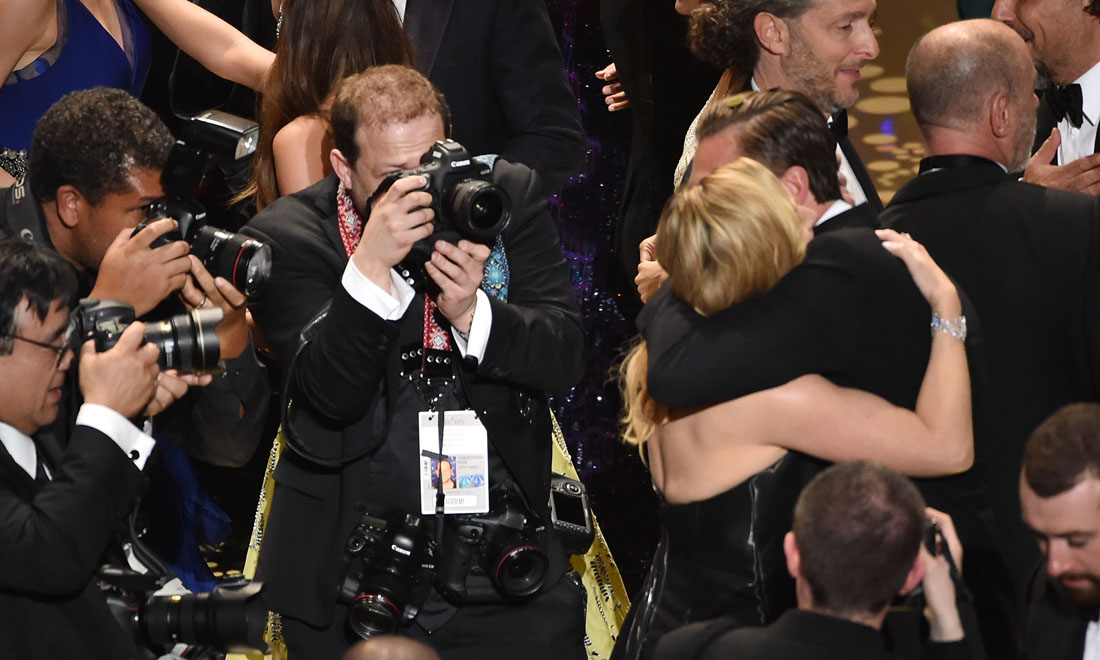 Leonardo DiCaprio vince l’atteso Oscar: gli abbracci e la gioia – Foto