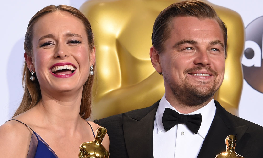 Leonardo DiCaprio vince l’atteso Oscar: gli abbracci e la gioia – Foto