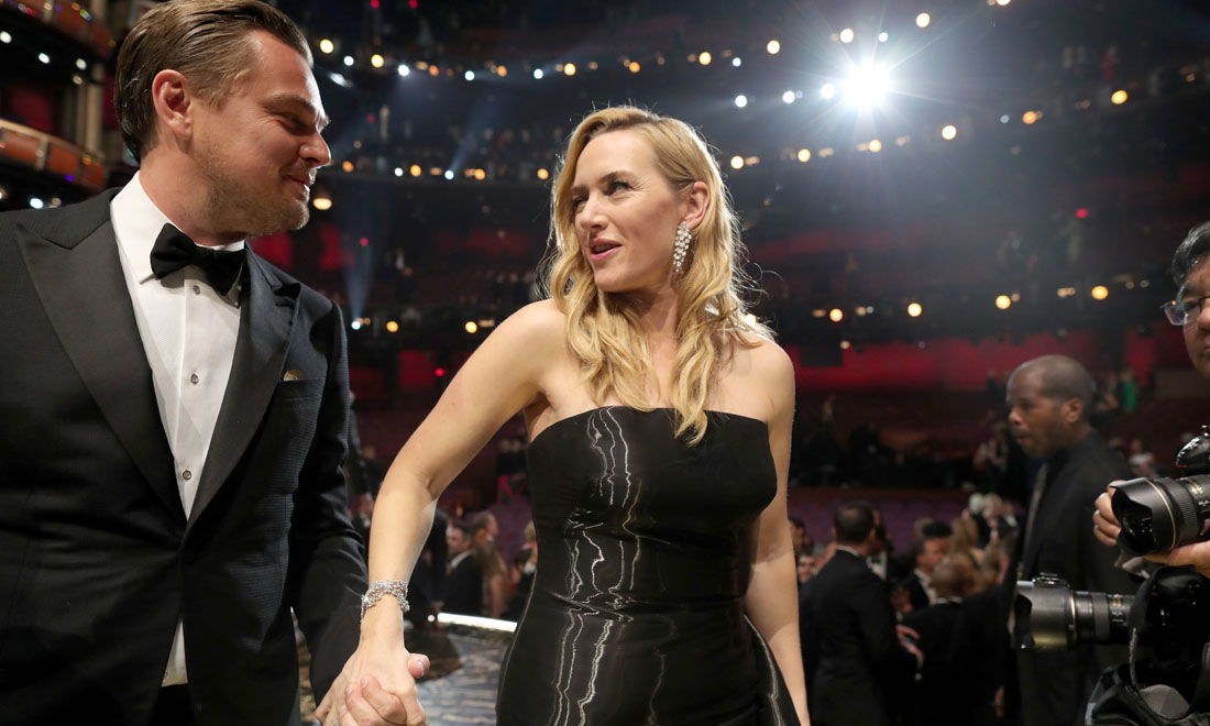 Leonardo DiCaprio vince l’atteso Oscar: gli abbracci e la gioia – Foto