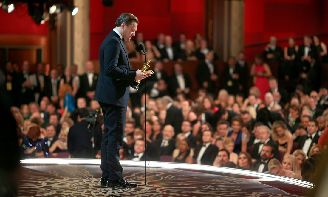Leonardo DiCaprio vince l’atteso Oscar: gli abbracci e la gioia – Foto