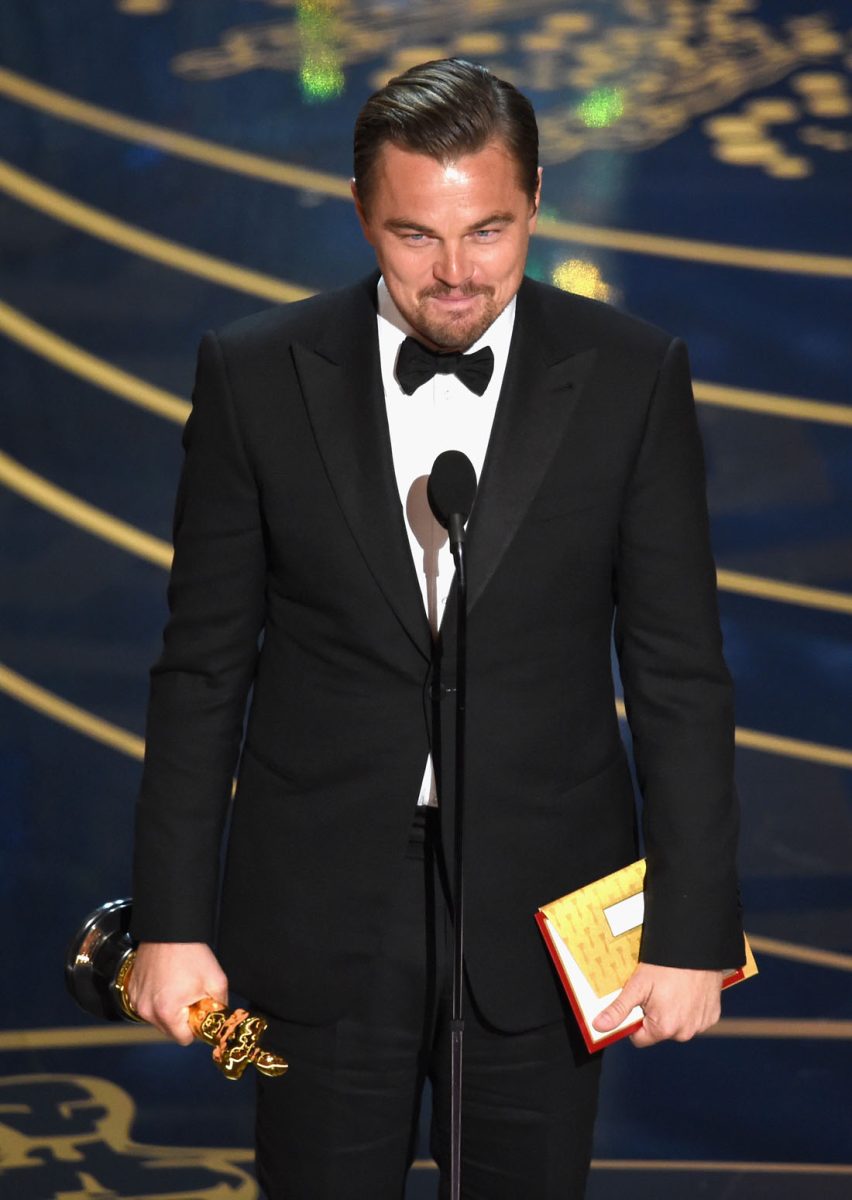 Leonardo DiCaprio vince l’atteso Oscar: gli abbracci e la gioia – Foto