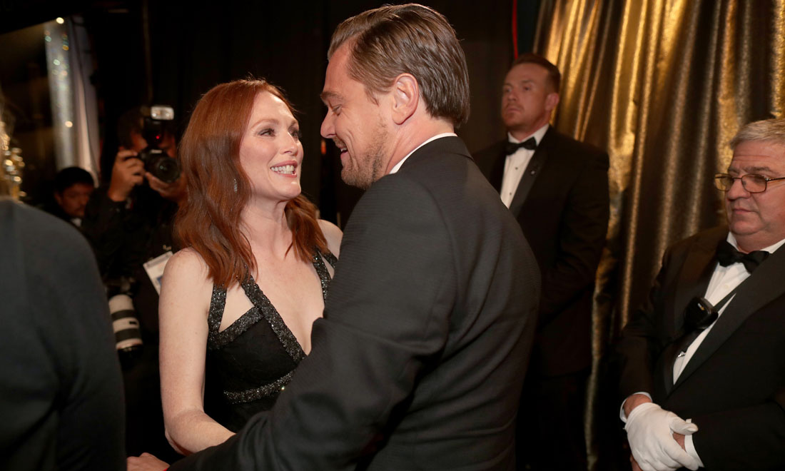 Leonardo DiCaprio vince l’atteso Oscar: gli abbracci e la gioia – Foto