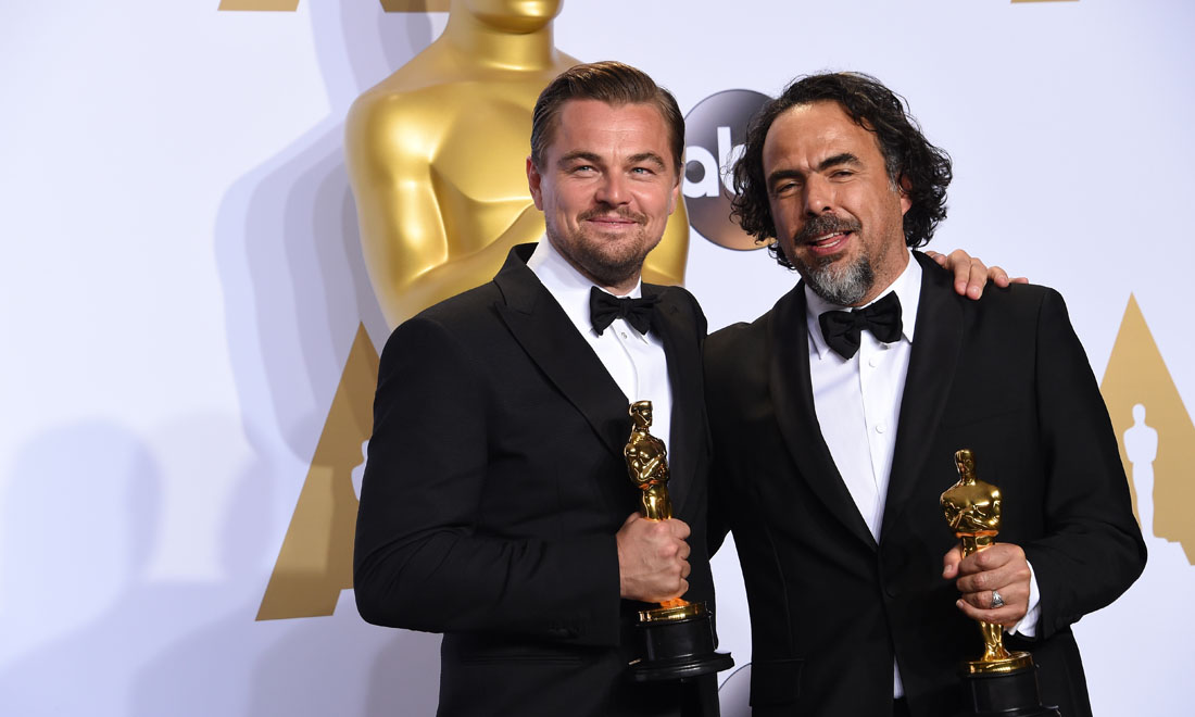 Leonardo DiCaprio vince l’atteso Oscar: gli abbracci e la gioia – Foto