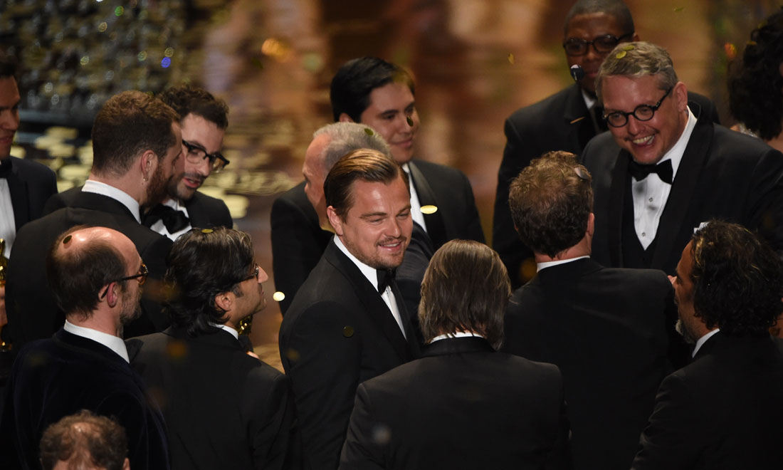 Leonardo DiCaprio vince l’atteso Oscar: gli abbracci e la gioia – Foto