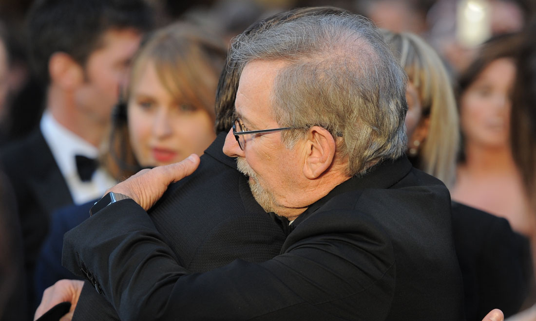 Leonardo DiCaprio vince l’atteso Oscar: gli abbracci e la gioia – Foto