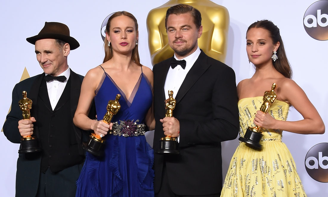 Leonardo DiCaprio vince l’atteso Oscar: gli abbracci e la gioia – Foto