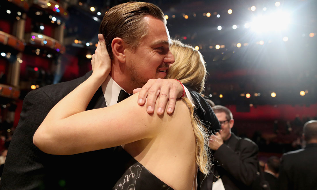 Leonardo DiCaprio vince l’atteso Oscar: gli abbracci e la gioia – Foto