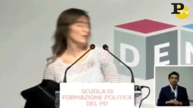 La Boschi si toglie la giacca e scatena il brusio: ‘Non sono nuda’