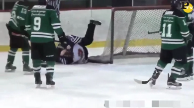 Giocatore di hockey picchia l’arbitro. Ammanettato in campo