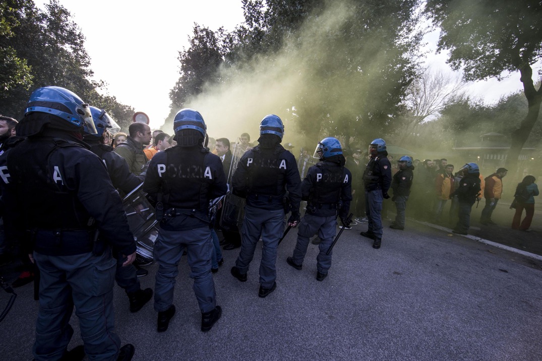 Scontri a Roma, tifosi turchi lanciano fumogeni e bombe carta Scontri a Roma, tifosi turchi lanciano fumogeni e bombe carta