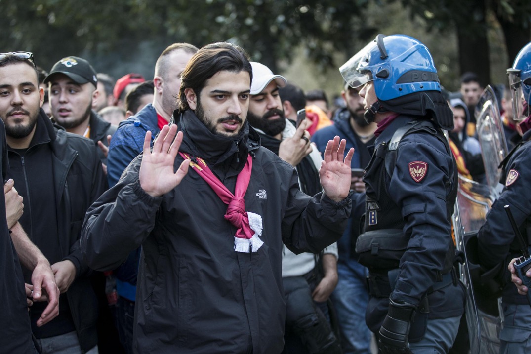 Scontri a Roma, tifosi turchi lanciano fumogeni e bombe carta Scontri a Roma, tifosi turchi lanciano fumogeni e bombe carta