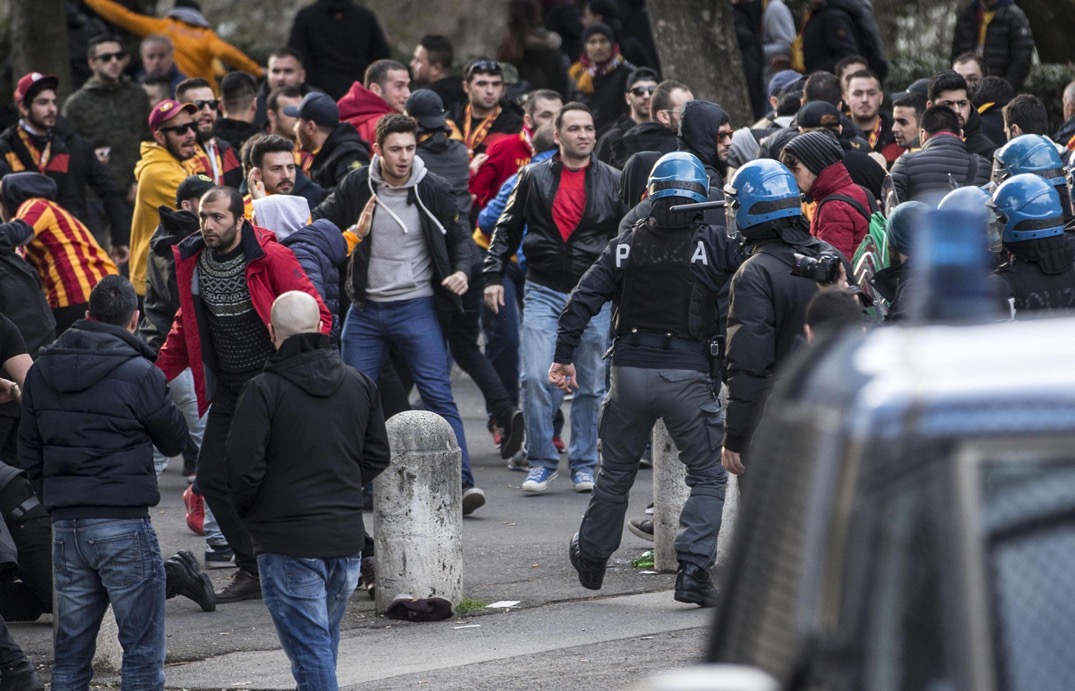 Scontri a Roma, tifosi turchi lanciano fumogeni e bombe carta Scontri a Roma, tifosi turchi lanciano fumogeni e bombe carta