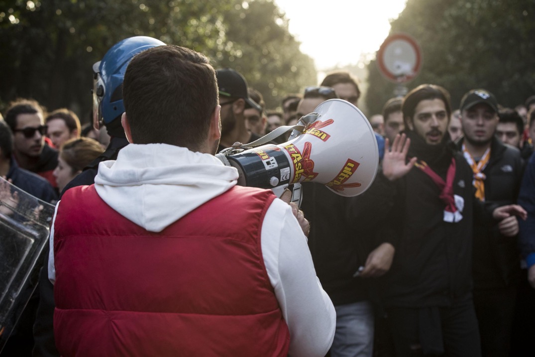 Scontri a Roma, tifosi turchi lanciano fumogeni e bombe carta Scontri a Roma, tifosi turchi lanciano fumogeni e bombe carta