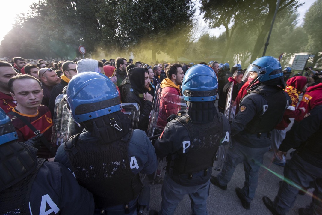 Scontri a Roma, tifosi turchi lanciano fumogeni e bombe carta Scontri a Roma, tifosi turchi lanciano fumogeni e bombe carta