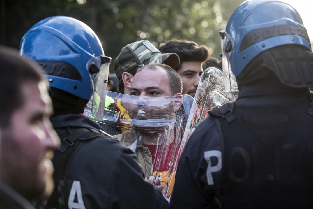 Scontri a Roma, tifosi turchi lanciano fumogeni e bombe carta Scontri a Roma, tifosi turchi lanciano fumogeni e bombe carta