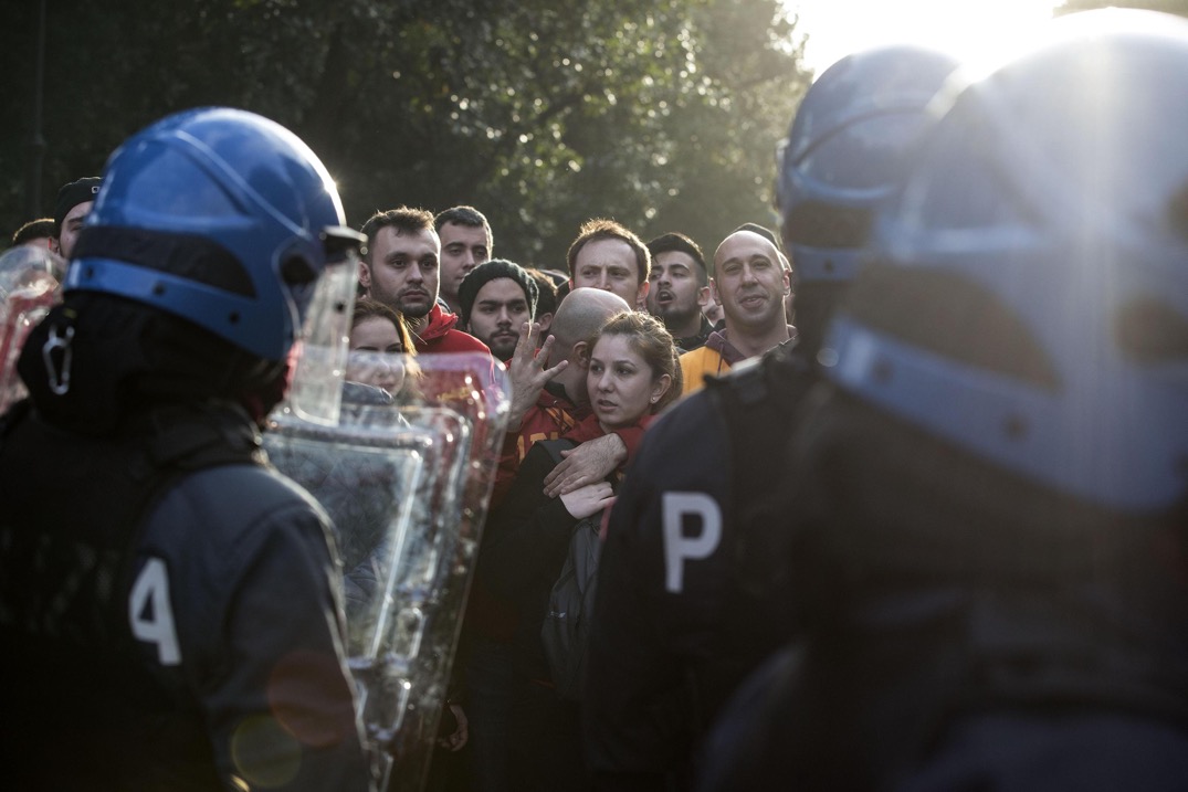 Scontri a Roma, tifosi turchi lanciano fumogeni e bombe carta Scontri a Roma, tifosi turchi lanciano fumogeni e bombe carta