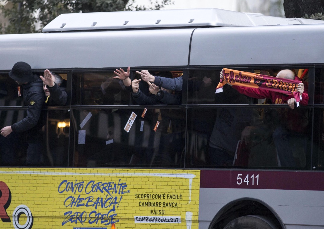 Scontri a Roma, tifosi turchi lanciano fumogeni e bombe carta Scontri a Roma, tifosi turchi lanciano fumogeni e bombe carta