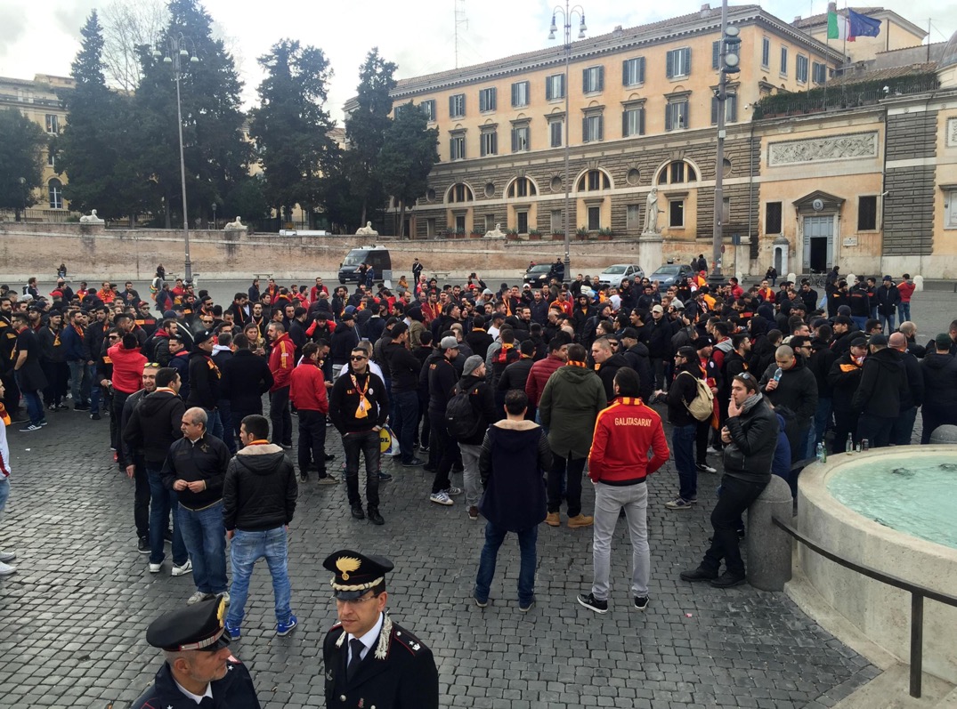 Scontri a Roma, tifosi turchi lanciano fumogeni e bombe carta Scontri a Roma, tifosi turchi lanciano fumogeni e bombe carta