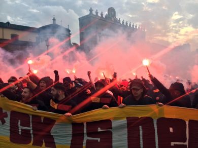 Scontri a Roma, tifosi turchi lanciano fumogeni e bombe carta