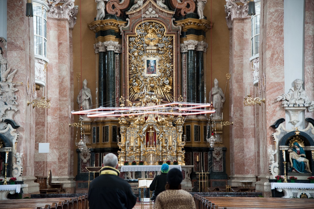 “Oltre il Sacro”: un’installazione di Annamaria Gelmi nel Duomo di Innsbruck “Oltre il Sacro”: un’installazione di Annamaria Gelmi nel Duomo di Innsbruck