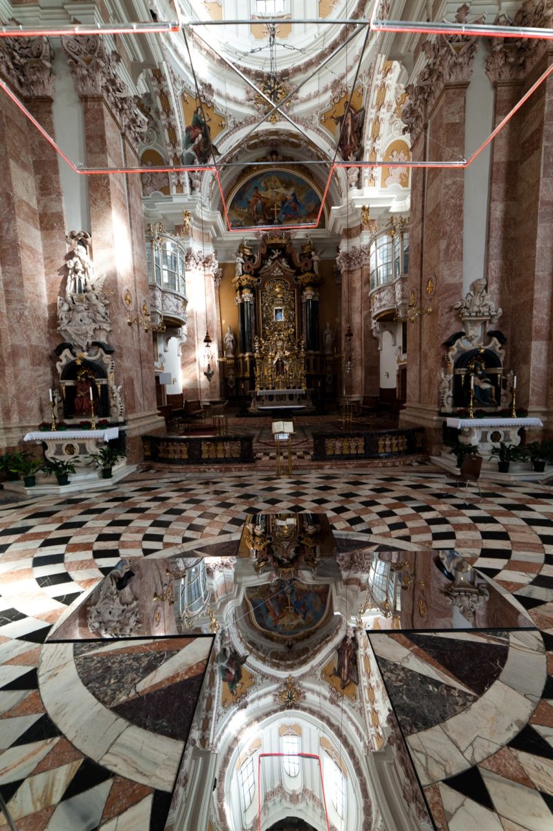 “Oltre il Sacro”: un’installazione di Annamaria Gelmi nel Duomo di Innsbruck “Oltre il Sacro”: un’installazione di Annamaria Gelmi nel Duomo di Innsbruck