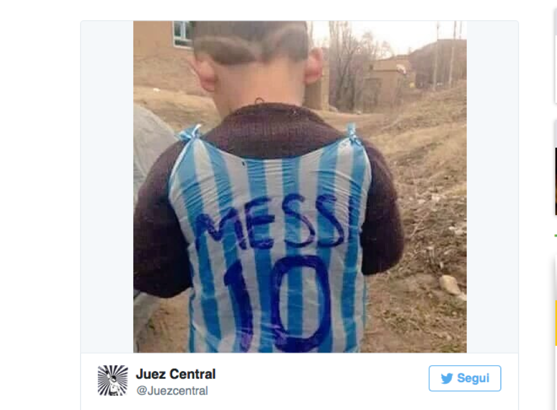 Il piccolo Murtaza realizza il suo sogno: adesso ha la (vera) maglia di Messi Il piccolo Murtaza realizza il suo sogno: adesso ha la (vera) maglia di Messi