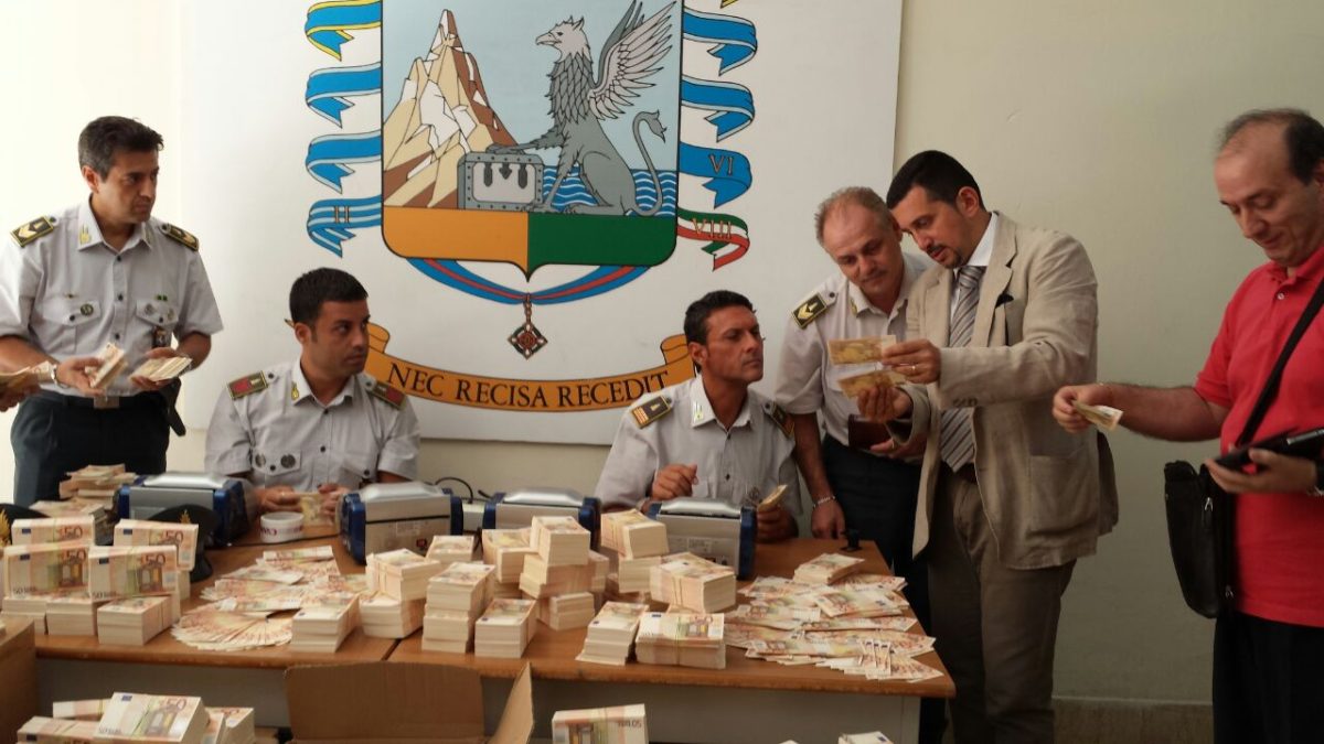 Galleria foto 'Banconote false “smerciate” come la droga' - foto 2