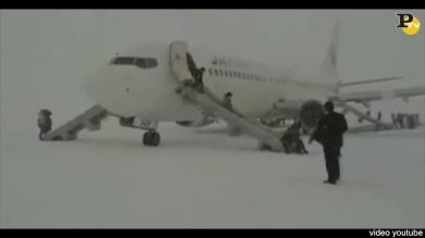 Giappone: passeggeri in fuga dall’aereo in fiamme